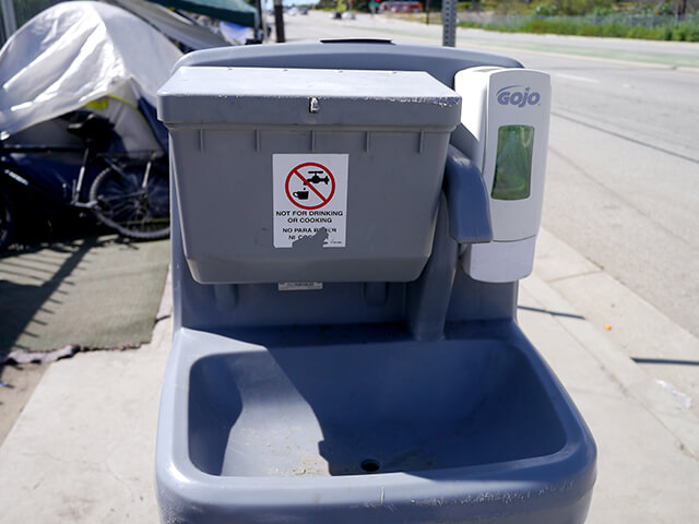 ONE BITE CHALLENGE AFTER CORONAVIRUS (COVID-19)の写真素材撮影、ホームレスの人々