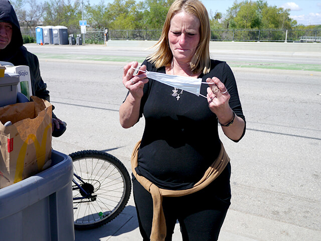 ONE BITE CHALLENGE AFTER CORONAVIRUS (COVID-19)の写真素材撮影、ホームレスの人々