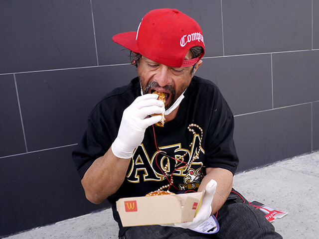 ONE BITE CHALLENGE AFTER CORONAVIRUS (COVID-19)の写真素材撮影、ホームレスの人々