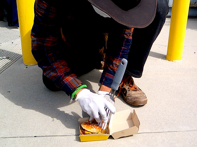 ONE BITE CHALLENGE AFTER CORONAVIRUS (COVID-19)の写真素材撮影、ホームレスの人々