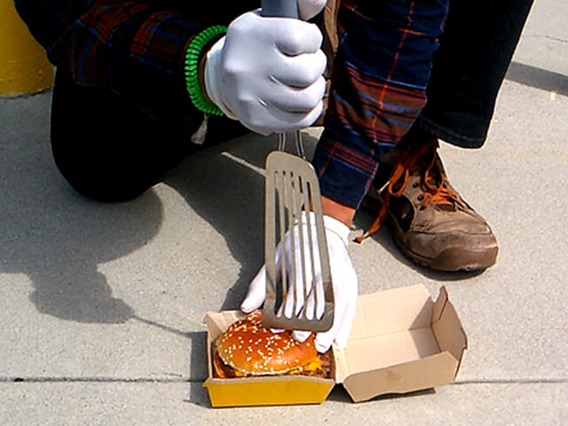 ONE BITE CHALLENGE AFTER CORONAVIRUS (COVID-19)の写真素材撮影、ホームレスの人々