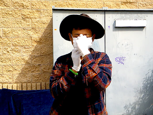 ONE BITE CHALLENGE AFTER CORONAVIRUS (COVID-19)の写真素材撮影、ホームレスの人々