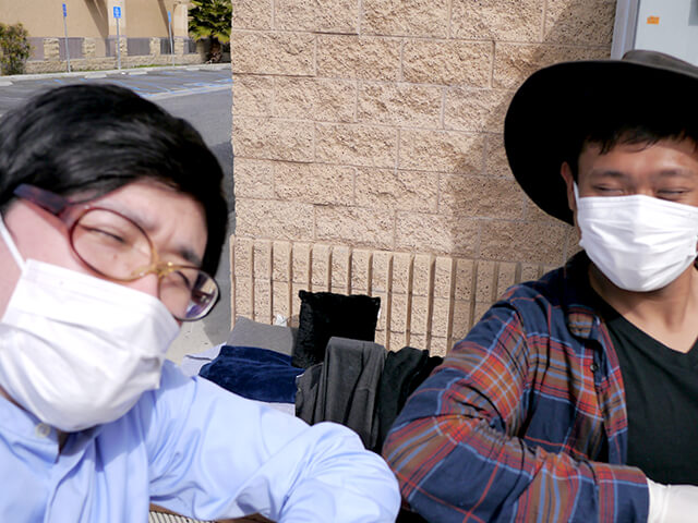 ONE BITE CHALLENGE AFTER CORONAVIRUS (COVID-19)の写真素材撮影、ホームレスの人々