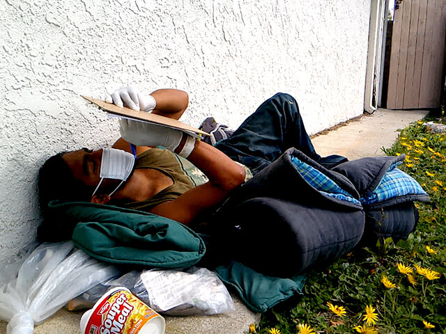 ONE BITE CHALLENGE AFTER CORONAVIRUS (COVID-19)の写真素材撮影、ホームレスの人々