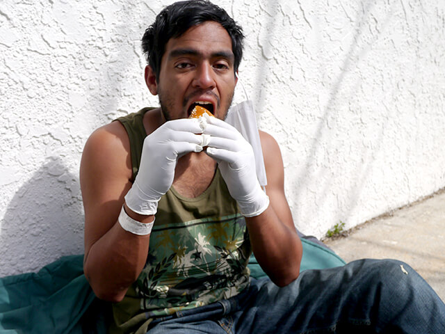 ONE BITE CHALLENGE AFTER CORONAVIRUS (COVID-19)の写真素材撮影、ホームレスの人々