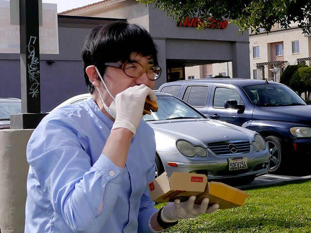 ONE BITE CHALLENGE AFTER CORONAVIRUS (COVID-19)の写真素材撮影、ホームレスの人々