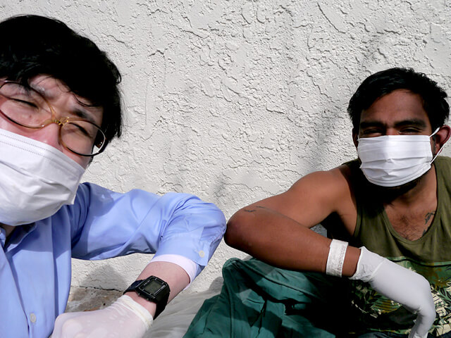 ONE BITE CHALLENGE AFTER CORONAVIRUS (COVID-19)の写真素材撮影、ホームレスの人々