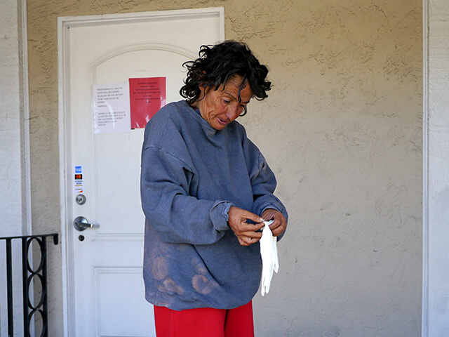 ONE BITE CHALLENGE AFTER CORONAVIRUS (COVID-19)の写真素材撮影、ホームレスの人々