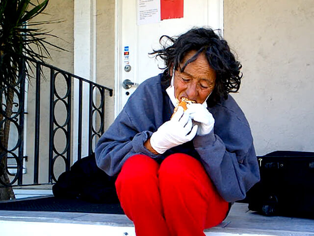 ONE BITE CHALLENGE AFTER CORONAVIRUS (COVID-19)の写真素材撮影、ホームレスの人々