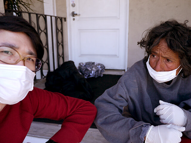 ONE BITE CHALLENGE AFTER CORONAVIRUS (COVID-19)の写真素材撮影、ホームレスの人々