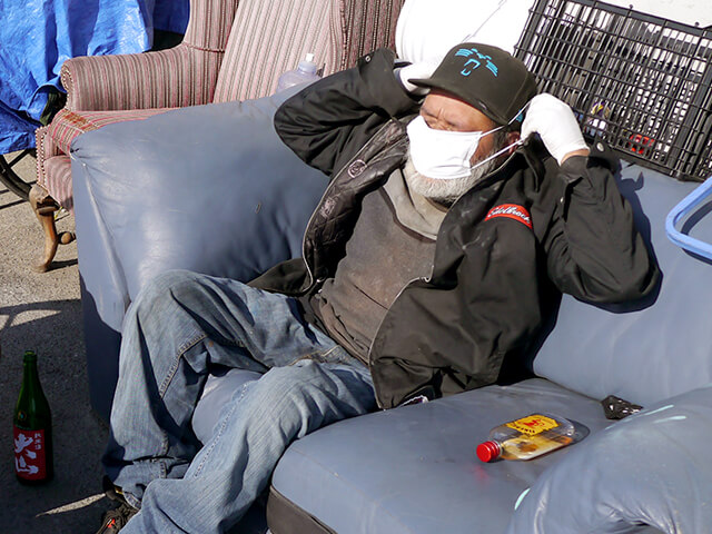 ONE BITE CHALLENGE AFTER CORONAVIRUS (COVID-19)の写真素材撮影、ホームレスの人々