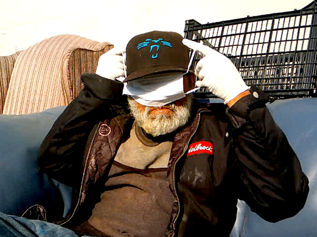 ONE BITE CHALLENGE AFTER CORONAVIRUS (COVID-19)の写真素材撮影、ホームレスの人々