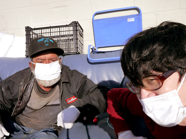 ONE BITE CHALLENGE AFTER CORONAVIRUS (COVID-19)の写真素材撮影、ホームレスの人々