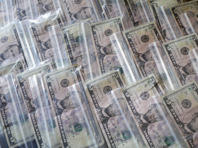 ONE BITE CHALLENGE AFTER CORONAVIRUS (COVID-19)の写真素材撮影、ホームレスの人々