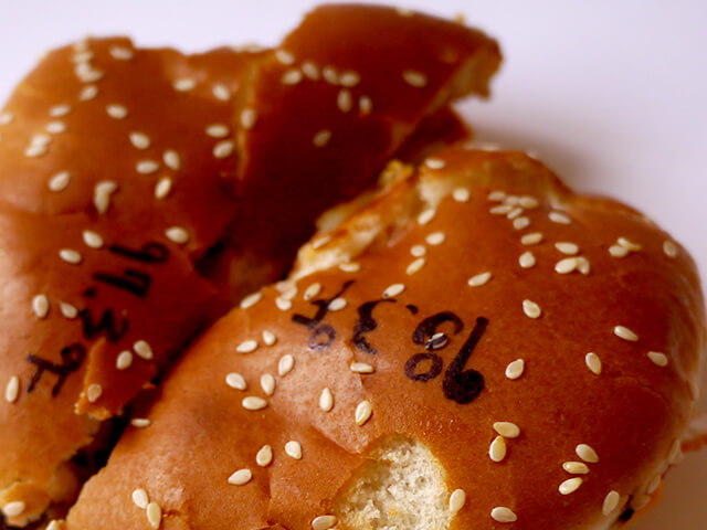 ONE BITE CHALLENGE AFTER CORONAVIRUS (COVID-19)の写真素材撮影、ホームレスの人々