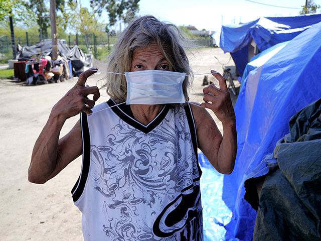 ONE BITE CHALLENGE AFTER CORONAVIRUS (COVID-19)の写真素材撮影、ホームレスの人々