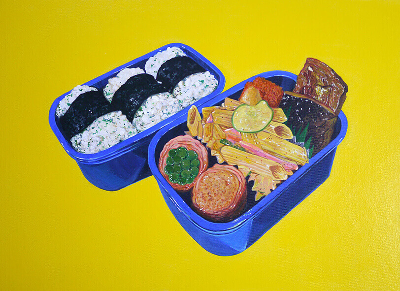 BENTO-May 2, 2016（熱量971kcal、蛋白質39g、脂質38.9g、炭水化物108.3g、塩分5.8g／原材料名：御飯（国産）、マカロニサラダ、豚肉巻き（ニンニクの芽、えのき）、サバ塩焼、ポテトコロッケ、海苔、ふりかけ（菜めし）、しょうゆ、食塩、砂糖） 2016年 キャンバスにアクリル 33×45cm