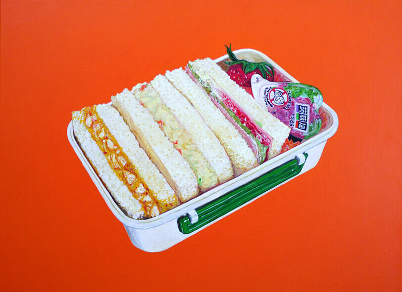 BENTO-May 29, 2016（熱量654kcal、蛋白質18.3g、脂質36.2g、炭水化物64.1g、塩分3.3g／原材料名：パン、ポテトサラダ、卵、トマト、こんにゃくゼリー、苺、レタス、マヨネーズ、マスタード、バター、カレー粉、食塩、砂糖）2016年 キャンバスにアクリル 33×45cm