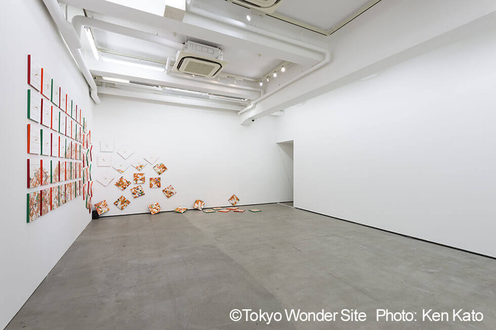 新宅睦仁個展「コンビニ弁当の山－Time is money.」@トーキョーワンダーサイト渋谷の展示風景