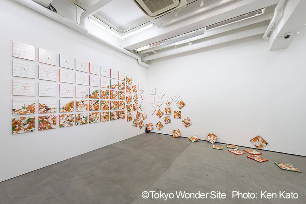 新宅睦仁個展「コンビニ弁当の山－Time is money.」@トーキョーワンダーサイト渋谷の展示風景