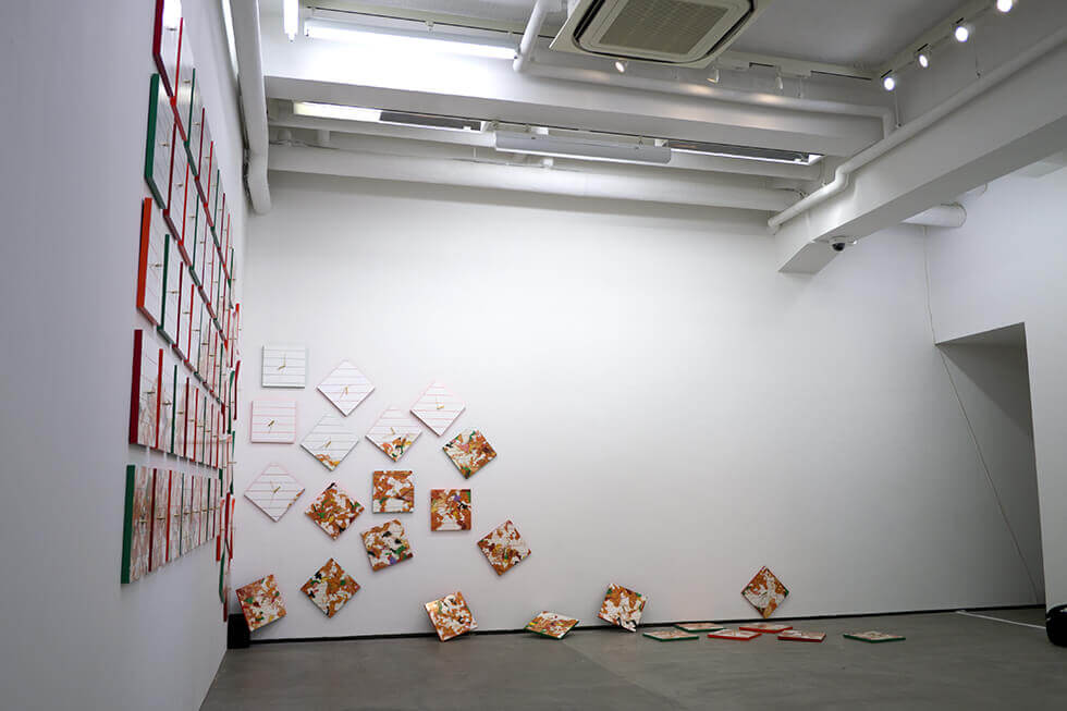 新宅睦仁個展「コンビニ弁当の山－Time is money.」@トーキョーワンダーサイト渋谷の展示風景