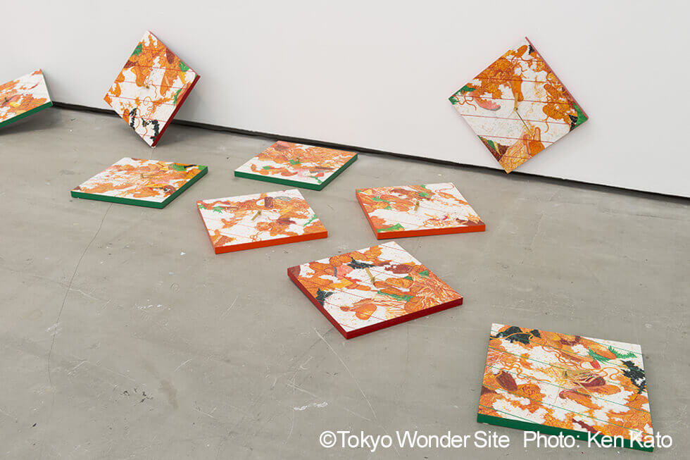 新宅睦仁個展「コンビニ弁当の山－Time is money.」@トーキョーワンダーサイト渋谷の展示風景