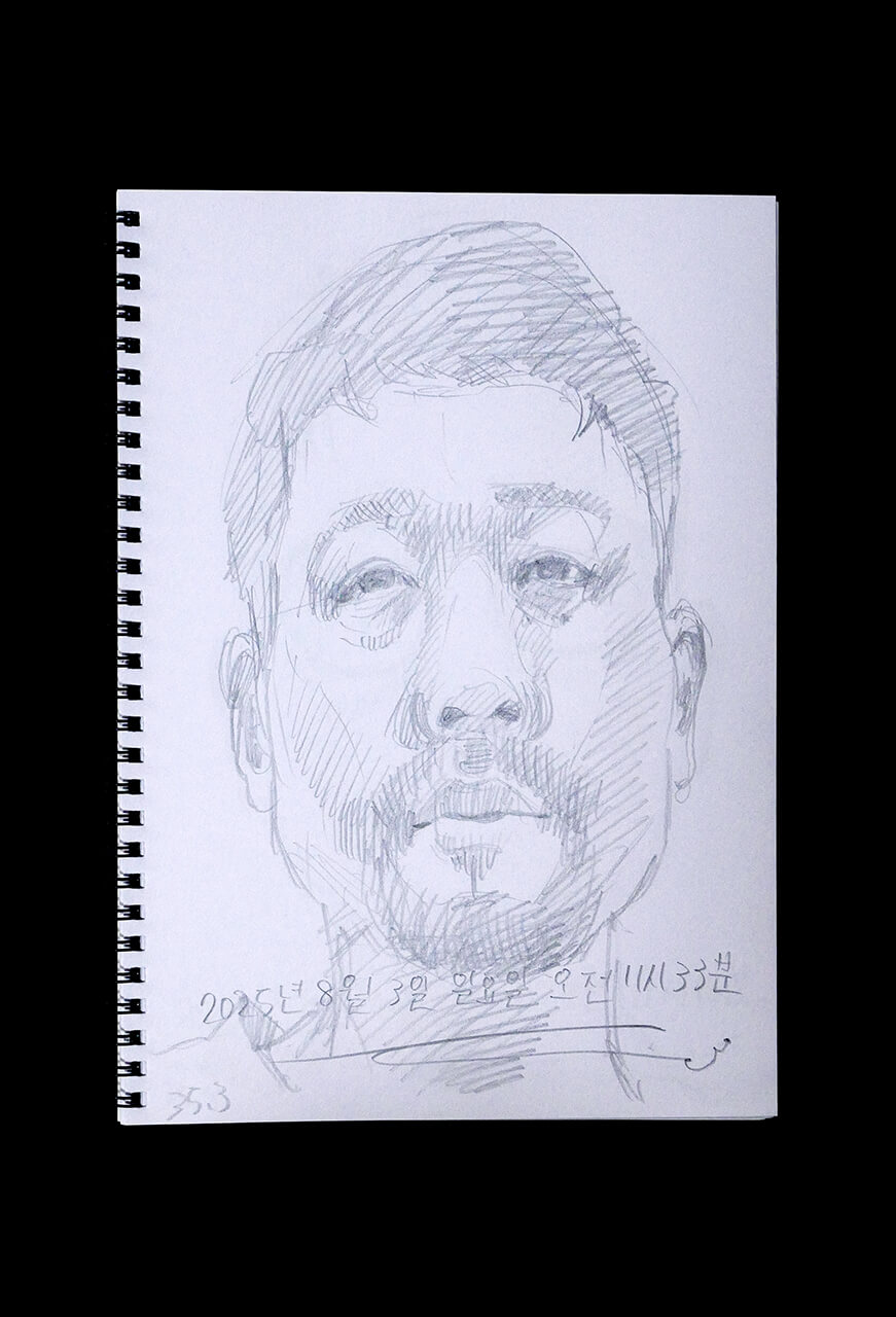 現代美術家の新宅睦仁(シンタクトモニ)の2025年8月3日の自画像/鉛筆ドローイング