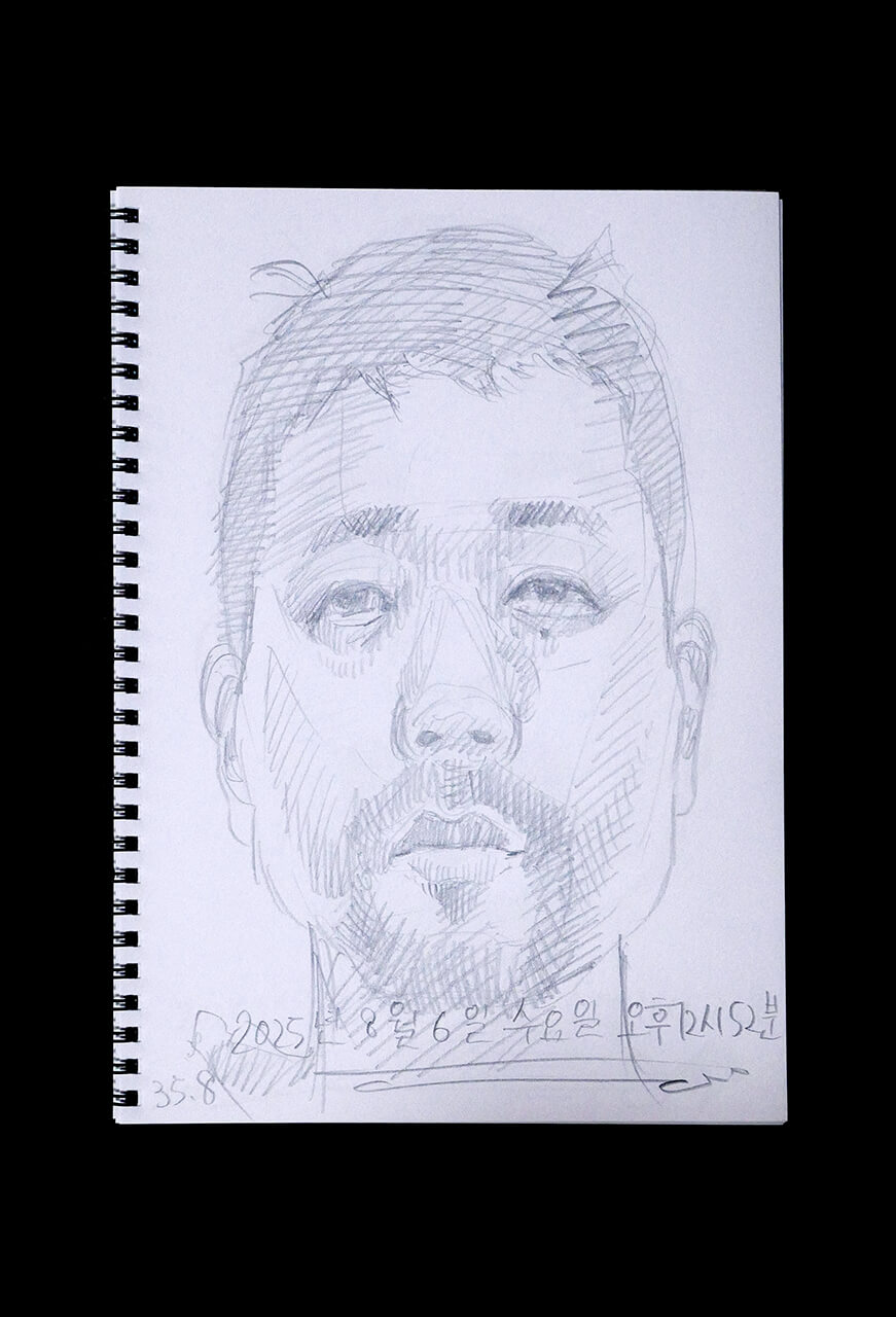 現代美術家の新宅睦仁(シンタクトモニ)の2025年8月6日の自画像/鉛筆ドローイング