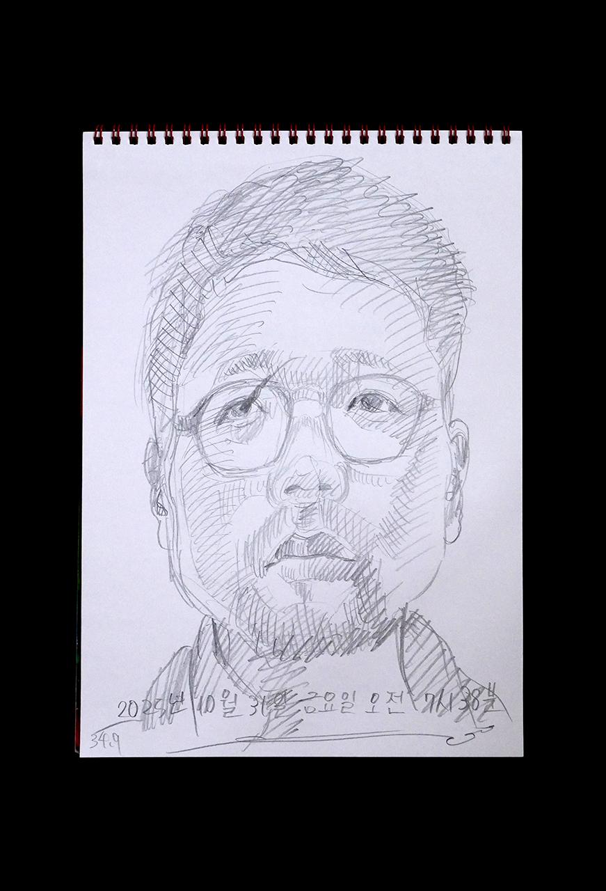Contemporary artist SHINTAKU Tomoni's 2025/10/31 Self-portrait or pencil drawing