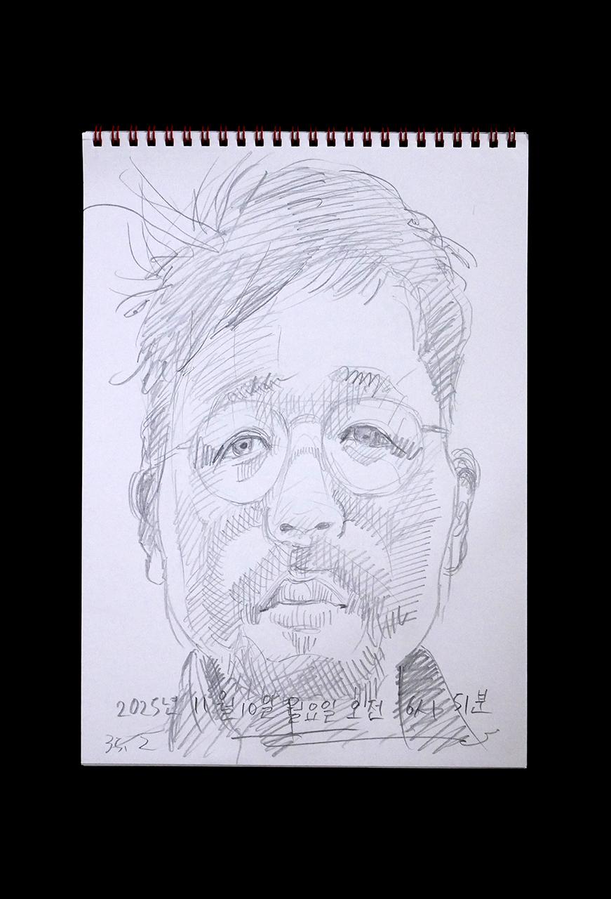 Contemporary artist SHINTAKU Tomoni's 2025/11/10 Self-portrait or pencil drawing