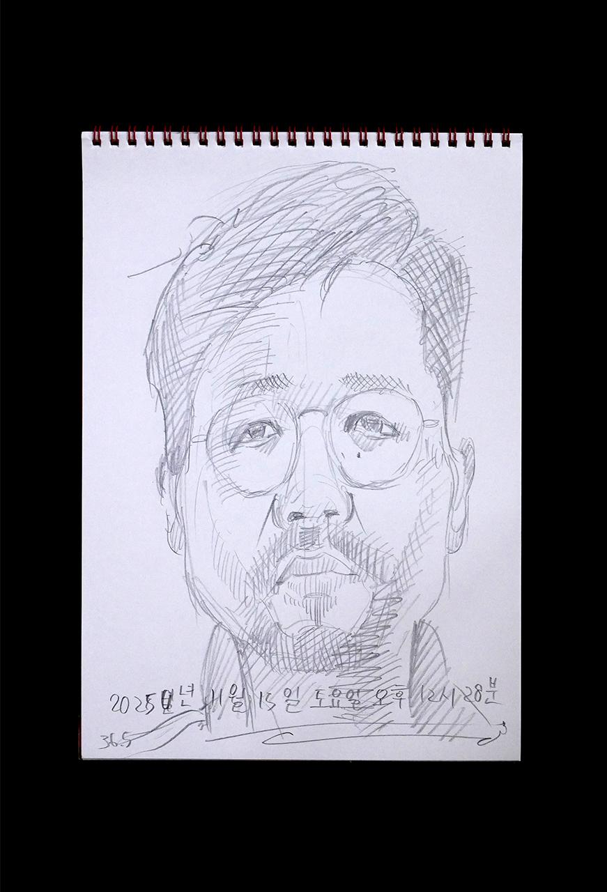 Contemporary artist SHINTAKU Tomoni's 2025/11/15 Self-portrait or pencil drawing