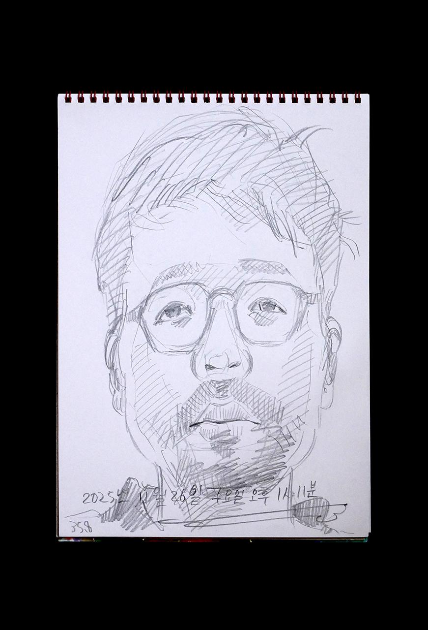 Contemporary artist SHINTAKU Tomoni's 2025/11/26 Self-portrait or pencil drawing
